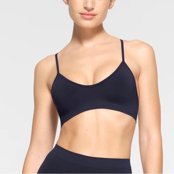 SKIMS SOFT SMOOTHING SEAMLESS BRALETTE - Picture 2 of 5